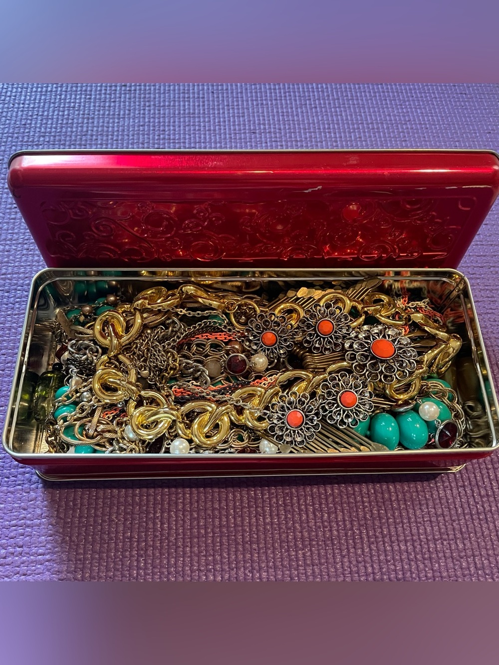 Lots of 10 fun fashion necklaces.